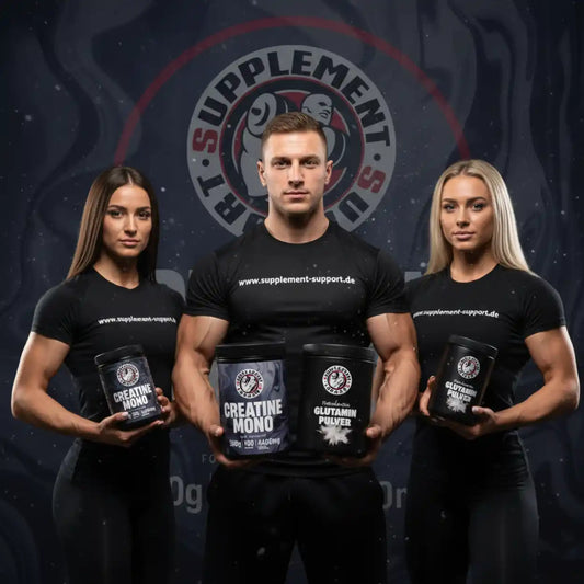 Drei sportliche Personen präsentieren Kreatin und Glutamin Pulver Nahrungsergänzungsmittel