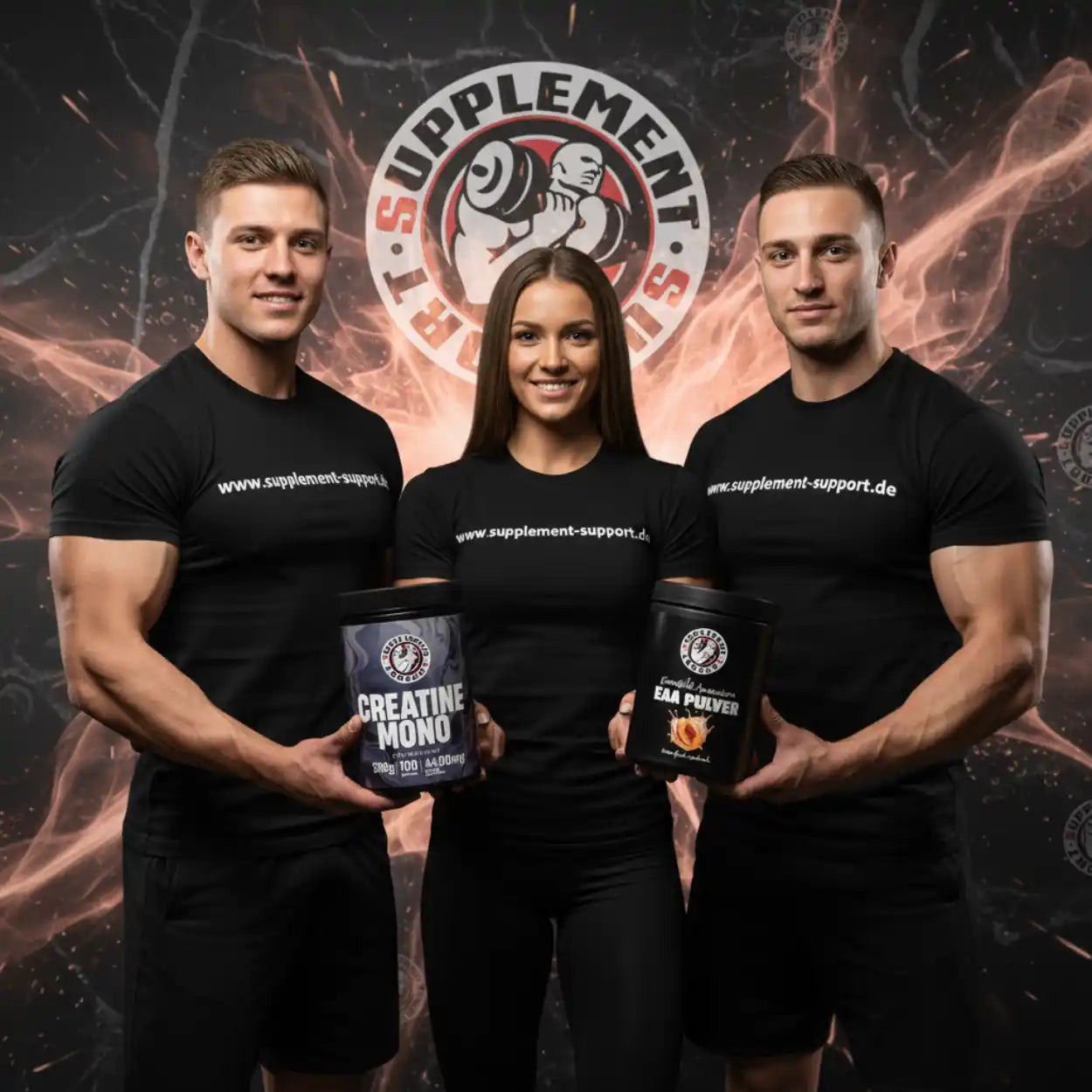Drei sportliche Menschen präsentieren Creatine Mono und EAA Pulver Sportnahrung vor dynamischem Hintergrund.