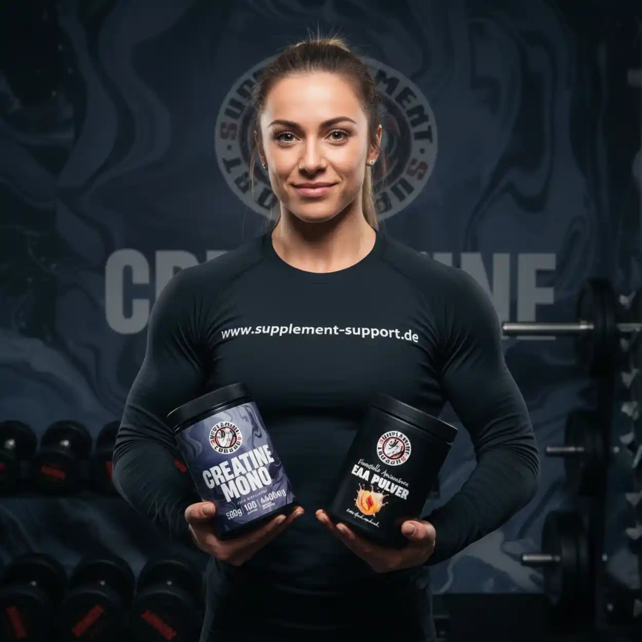 Sportliche Frau hält Creatin und EAA Pulver Nahrungsergänzungsmittel im Fitnessstudio