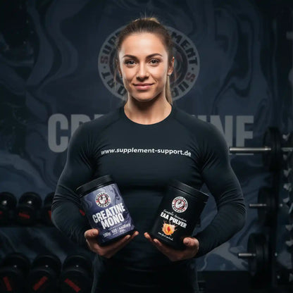 Sportliche Frau hält Creatin und EAA Pulver Nahrungsergänzungsmittel im Fitnessstudio