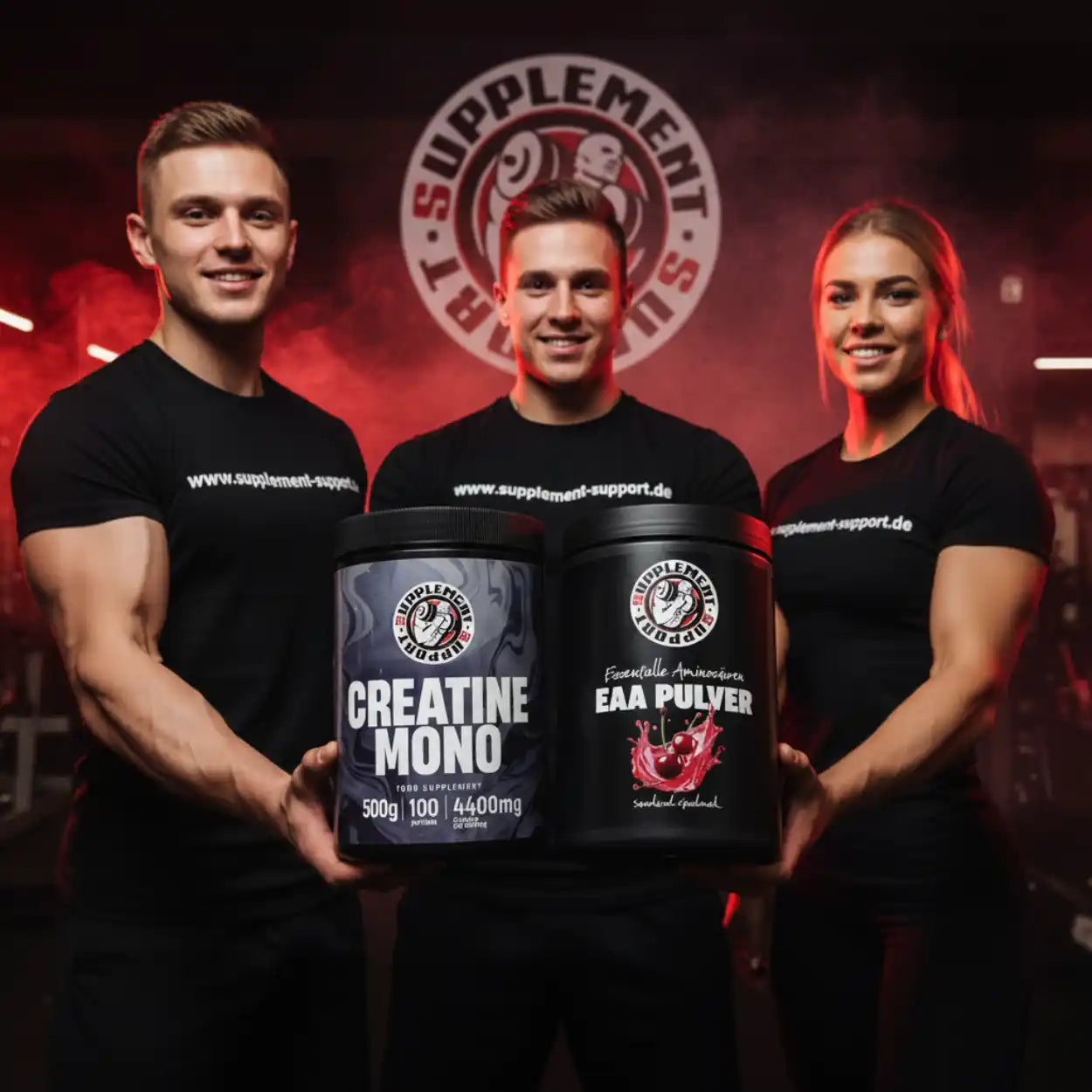 Drei sportliche Personen präsentieren Creatin Mono und EAA Pulver im Fitnessstudio.