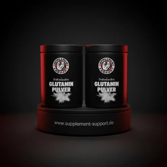 Zwei Dosen Glutamin Pulver Nahrungsergänzungsmittel auf schwarzem Podest