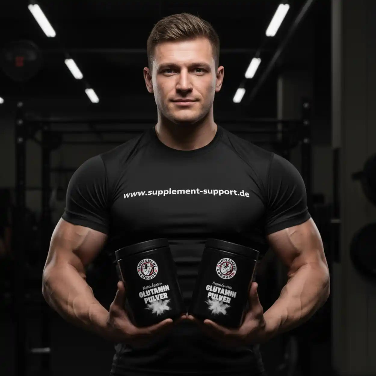 Muskulöser Mann im Fitnessstudio hält zwei Dosen Glutamin Pulver Sportnahrung