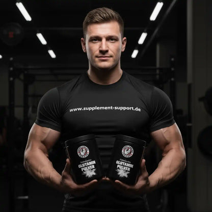 Muskulöser Mann im Fitnessstudio hält zwei Dosen Glutamin Pulver Sportnahrung