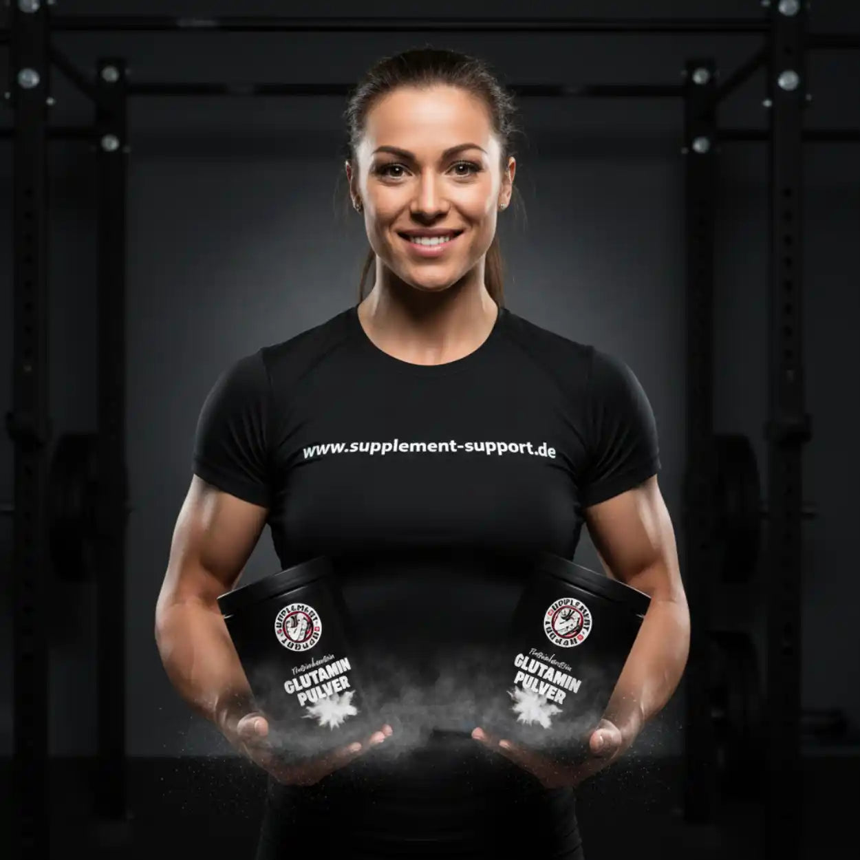Sportliche Frau hält zwei Dosen Glutamin Pulver vor Fitness-Studio Hintergrund