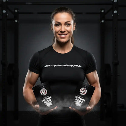 Sportliche Frau hält zwei Dosen Glutamin Pulver vor Fitness-Studio Hintergrund