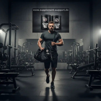 Sportlicher Mann mit Fitnesstasche im modernen Fitnessstudio, Glutamin Pulver Werbung im Hintergrund