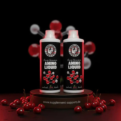 Zwei Flaschen Amino Liquid Nahrungsergänzungsmittel mit Kirschgeschmack, rote Kirschen, schwarzer Hintergrund.