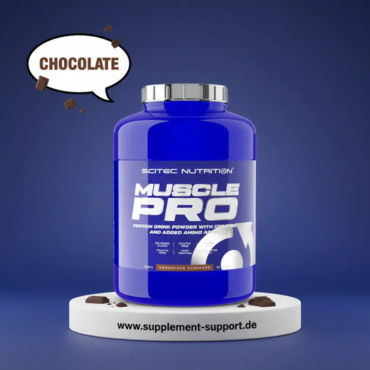 Scitec Nutrition Muscle Pro Proteinpulver Schokolade auf Podest, Nahrungsergänzung Supplement