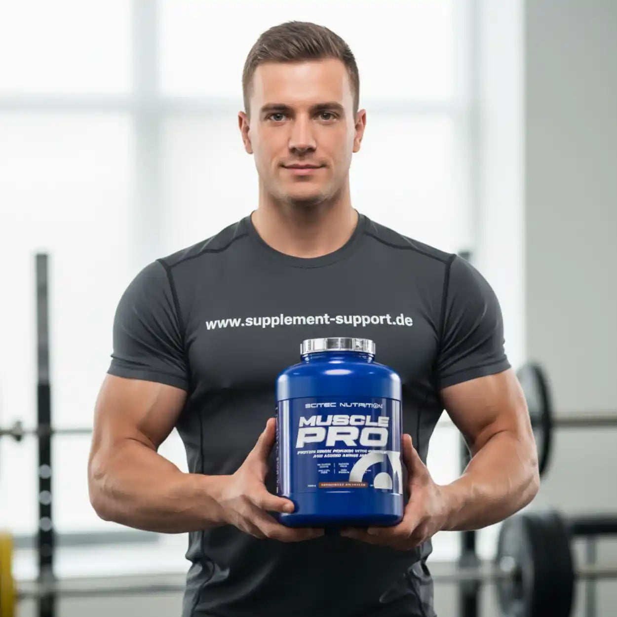 Muskulöser Mann im Fitnessstudio hält Muscle Pro Proteinpulver von Supplement Support