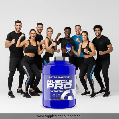 Gruppe sportlicher Menschen mit Scitec Nutrition Muscle Pro Proteinpulver, Nahrungsergänzungsmittel
