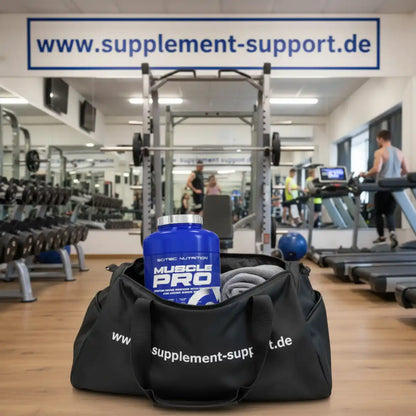Supplement Support Sporttasche mit Proteinpulver im Fitnessstudio, Hanteln und Ausdauergeräte im Hintergrund