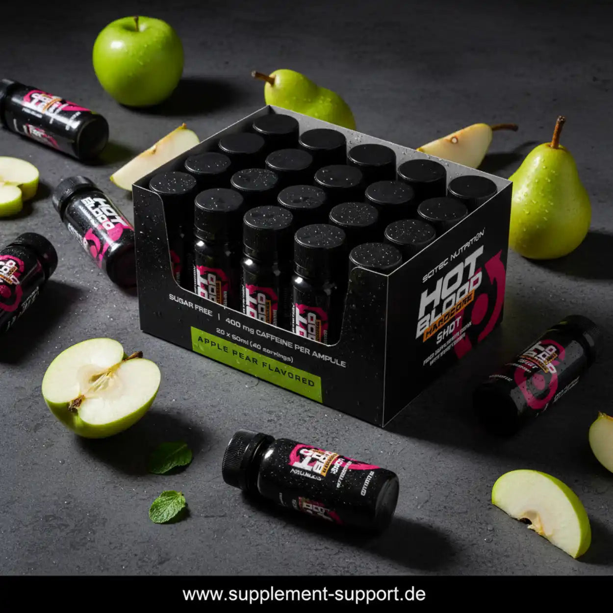 Scitec Nutrition Hot Blood Shot, Apfel-Birne Geschmack, Nahrungsergänzungsmittel, Fläschchen, umgeben von frischen Äpfeln und Birnen, auf dunklem Hintergrund