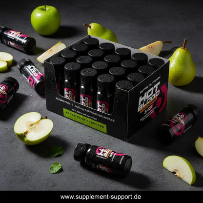 Scitec Nutrition Hot Blood Shot, Apfel-Birne Geschmack, Nahrungsergänzungsmittel, Fläschchen, umgeben von frischen Äpfeln und Birnen, auf dunklem Hintergrund