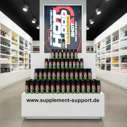 Regal mit Scitec Nutrition HOT BLOOD Hardcore Nahrungsergänzung im Supplement Support Geschäft