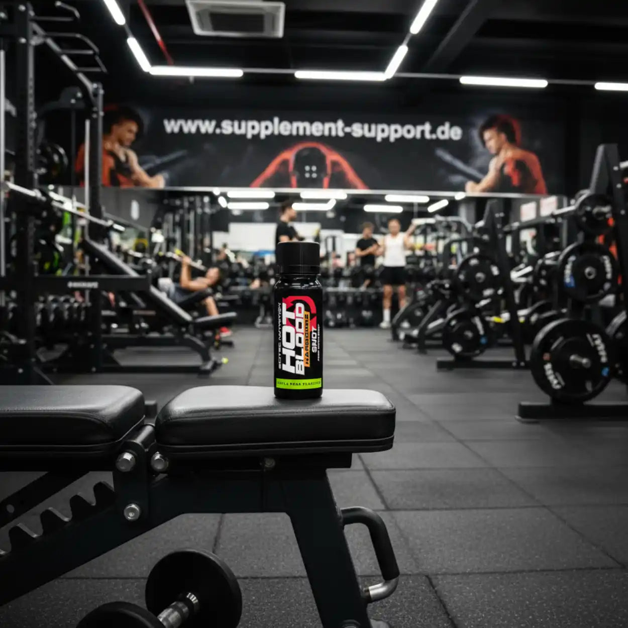 Fitnessstudio mit Hot Blood Supplement auf Hantelbank, www.supplement-support.de im Hintergrund