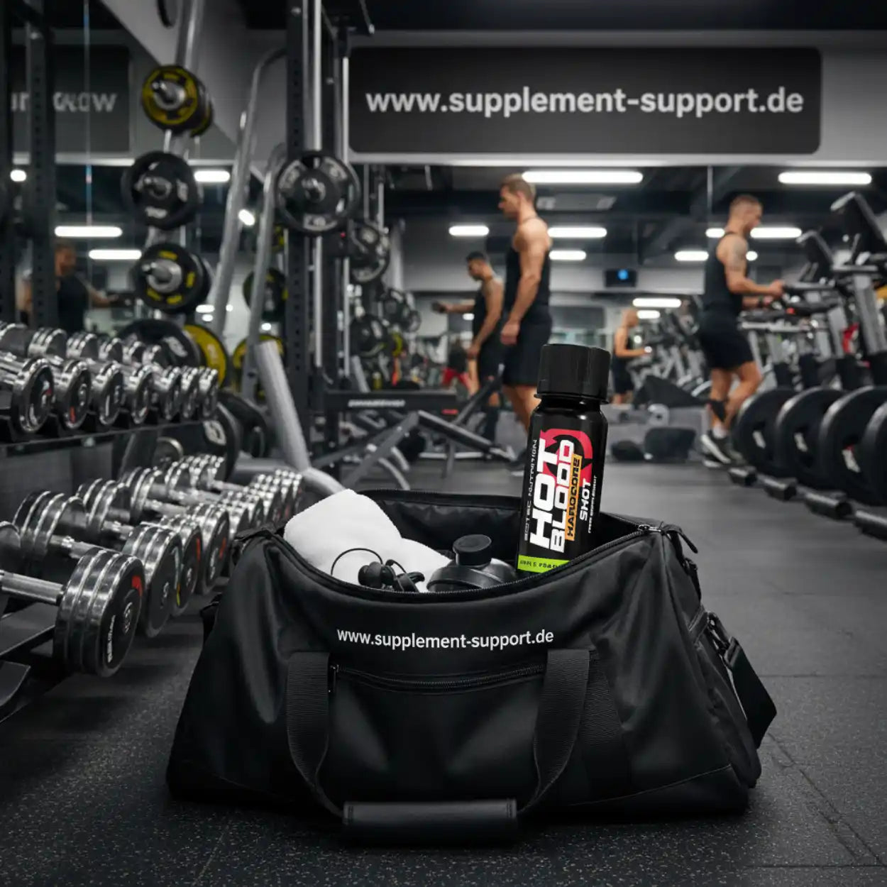 Sporttasche mit Hot Blood Shot und Shaker im Fitnessstudio, Hanteln und Supplement Support Banner im Hintergrund