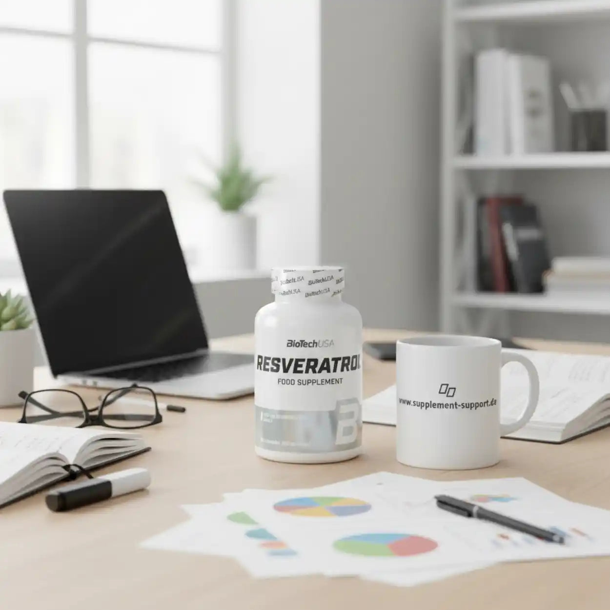 Resveratrol Nahrungsergänzungsmittel auf Schreibtisch mit Tasse, Laptop und Unterlagen