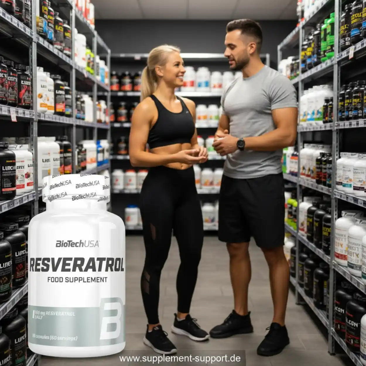 Fitnesspaar im Sportnahrungsgeschäft, umgeben von Proteinen, mit Resveratrol Supplement Vordergrund