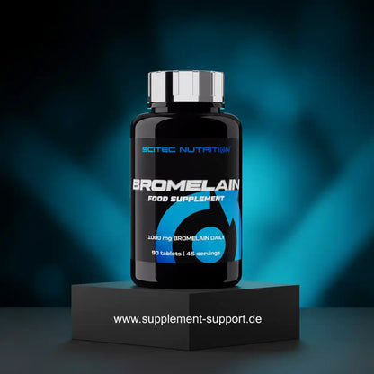 Bromelain Nahrungsergänzungsmittel Dose von Scitec Nutrition auf Podest, blau-schwarzer Hintergrund