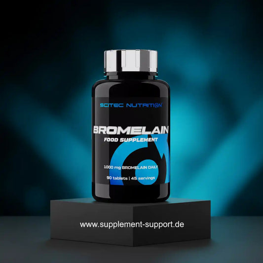 Bromelain Nahrungsergänzungsmittel Dose von Scitec Nutrition auf Podest, blau-schwarzer Hintergrund