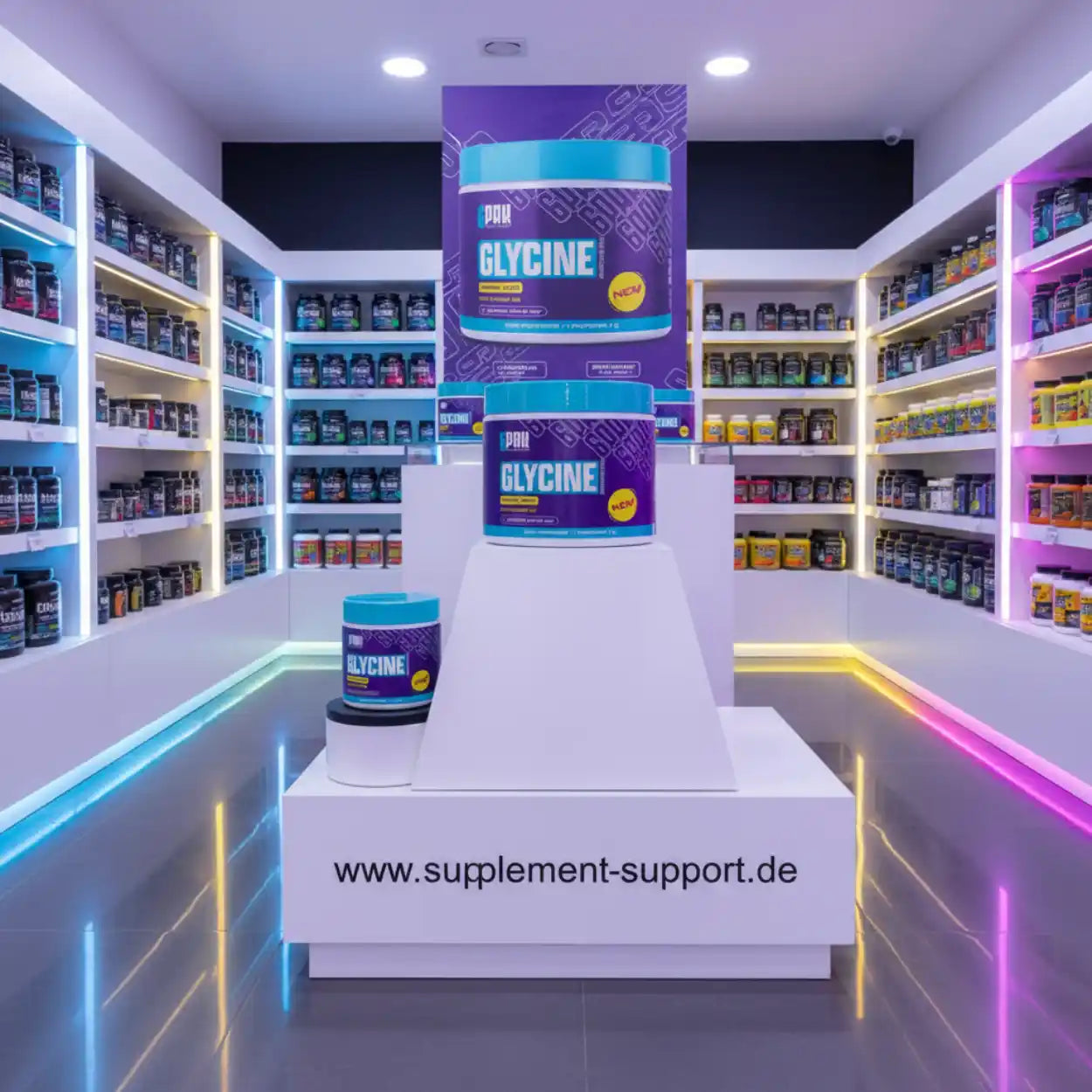 Glycine Nahrungsergänzungsmittel im modernen Supplement-Shop mit farbiger Beleuchtung und Regalen voller Proteine & Booster