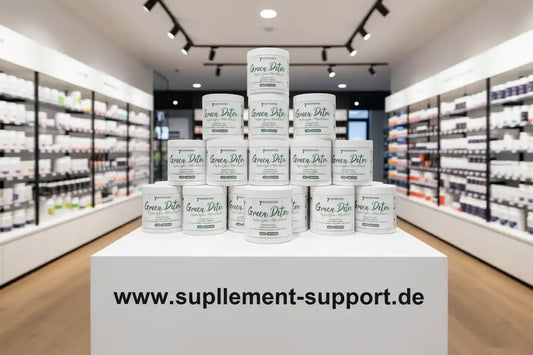 Green Detox Nahrungsergänzungsmittel von Supplement Support im Laden, Produktstapel auf Podest