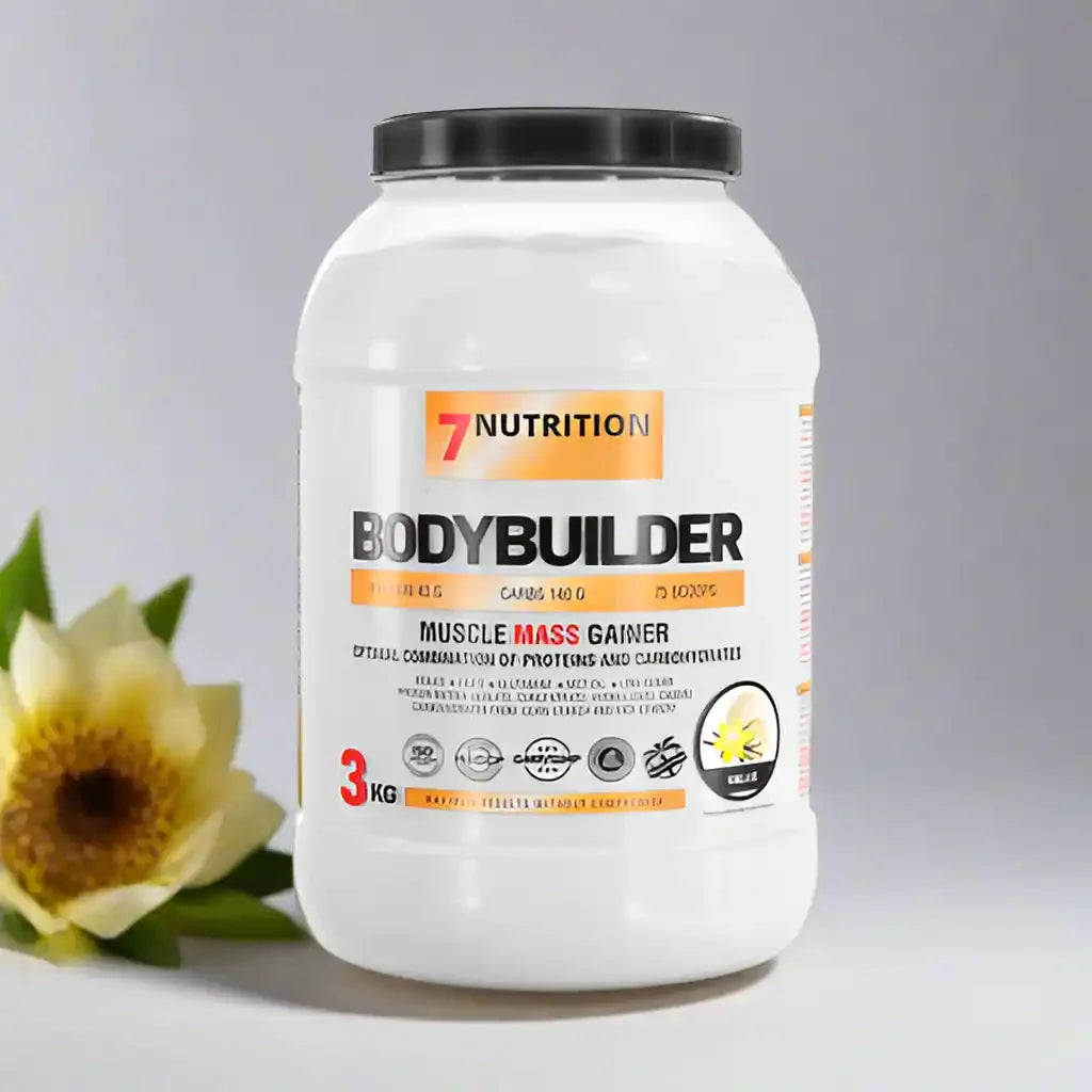 7Nutrition Bodybuilder Gainer 3000g Eiweißpulver Dose vor grauem Hintergrund mit Blume