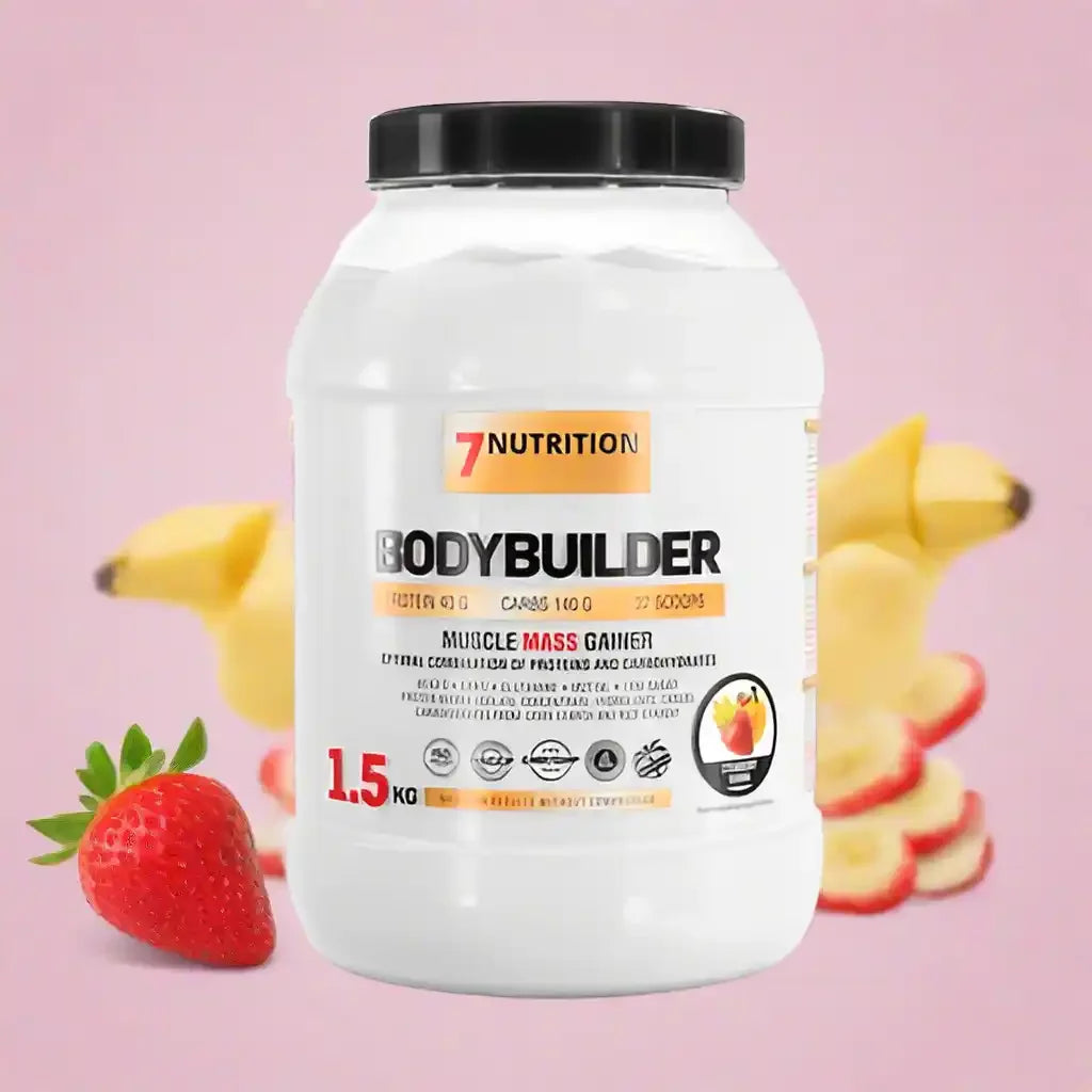 7Nutrition Bodybuilder Mass Gainer 1,5kg Dose vor rosa Hintergrund mit Erdbeere und Bananenscheiben