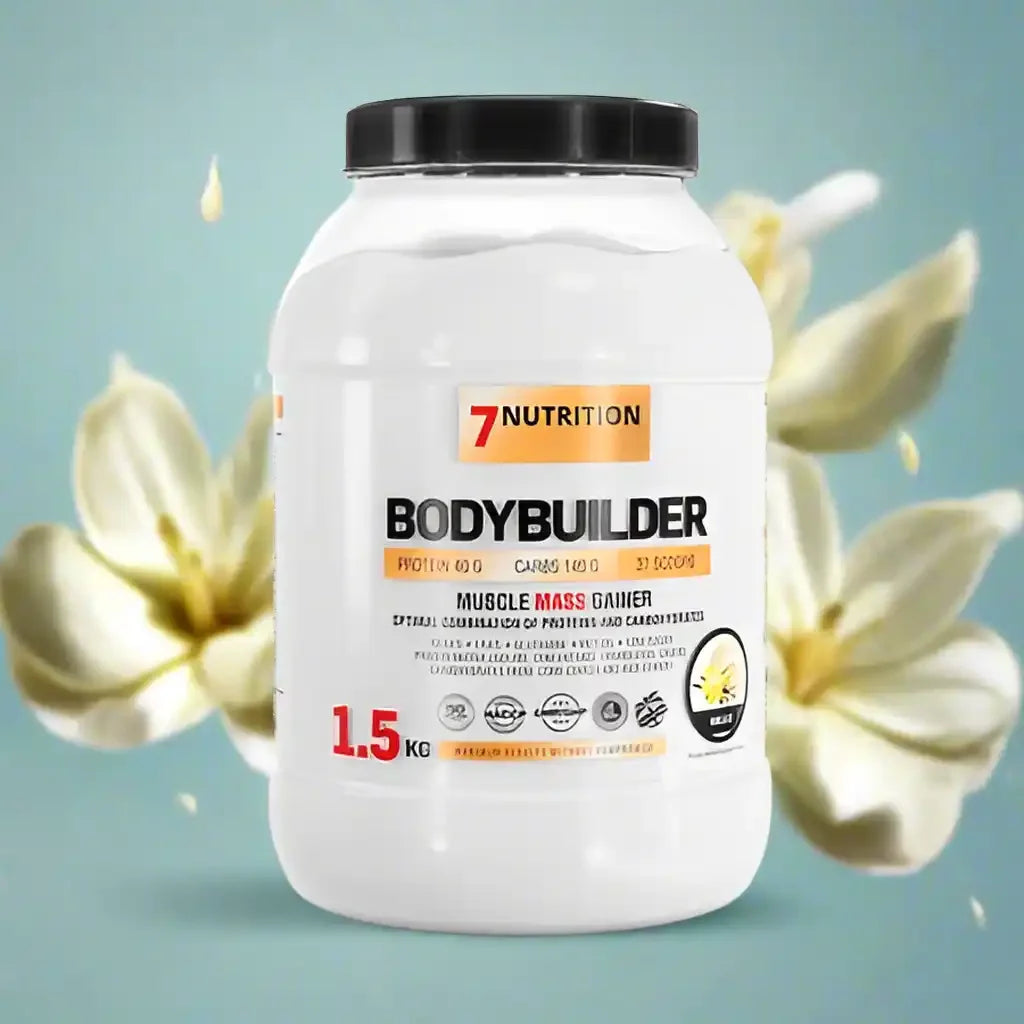 7Nutrition Bodybuilder Mass Gainer 1,5kg Supplement Dose vor Blumen auf blauem Hintergrund