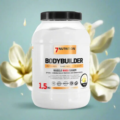 7Nutrition Bodybuilder Mass Gainer 1,5kg Supplement Dose vor Blumen auf blauem Hintergrund