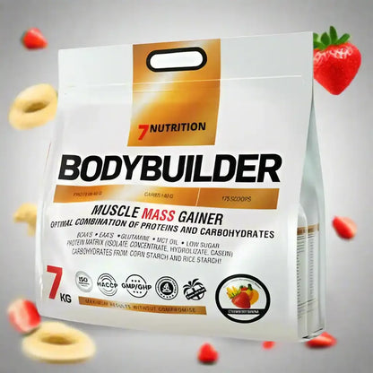 7Nutrition Bodybuilder Mass Gainer 7000g Beutel mit Erdbeere und Banane auf grauem Hintergrund