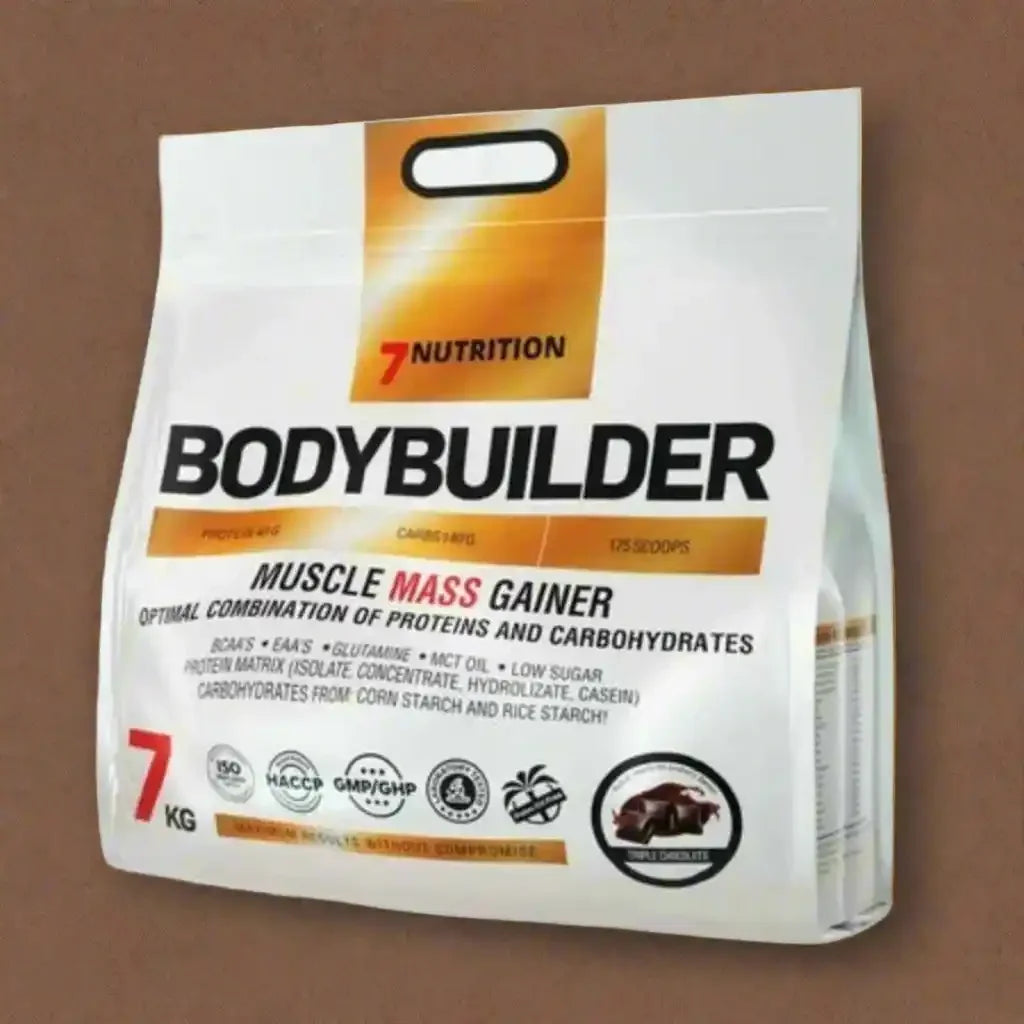 7Nutrition Bodybuilder Mass Gainer 7kg Beutel auf braunem Hintergrund, Protein Kohlenhydrat Supplement