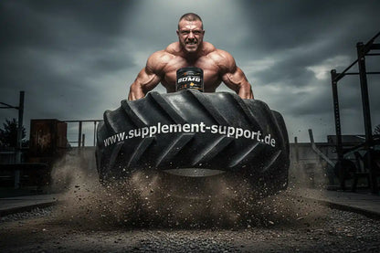 Muskulöser Athlet mit BOMB-Booster vor Reifen, Sportnahrung & Fitness-Training
