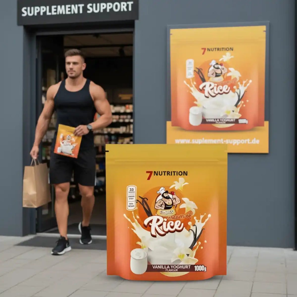 Muskulöser Mann vor einem Supplement-Shop mit 7Nutrition Cream of Rice Vanilla Yoghurt Packung.