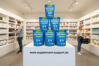 Dextrose Pulver in blauen Beuteln im Supplement-Shop, ideal für Sportler und Fitness-Enthusiasten