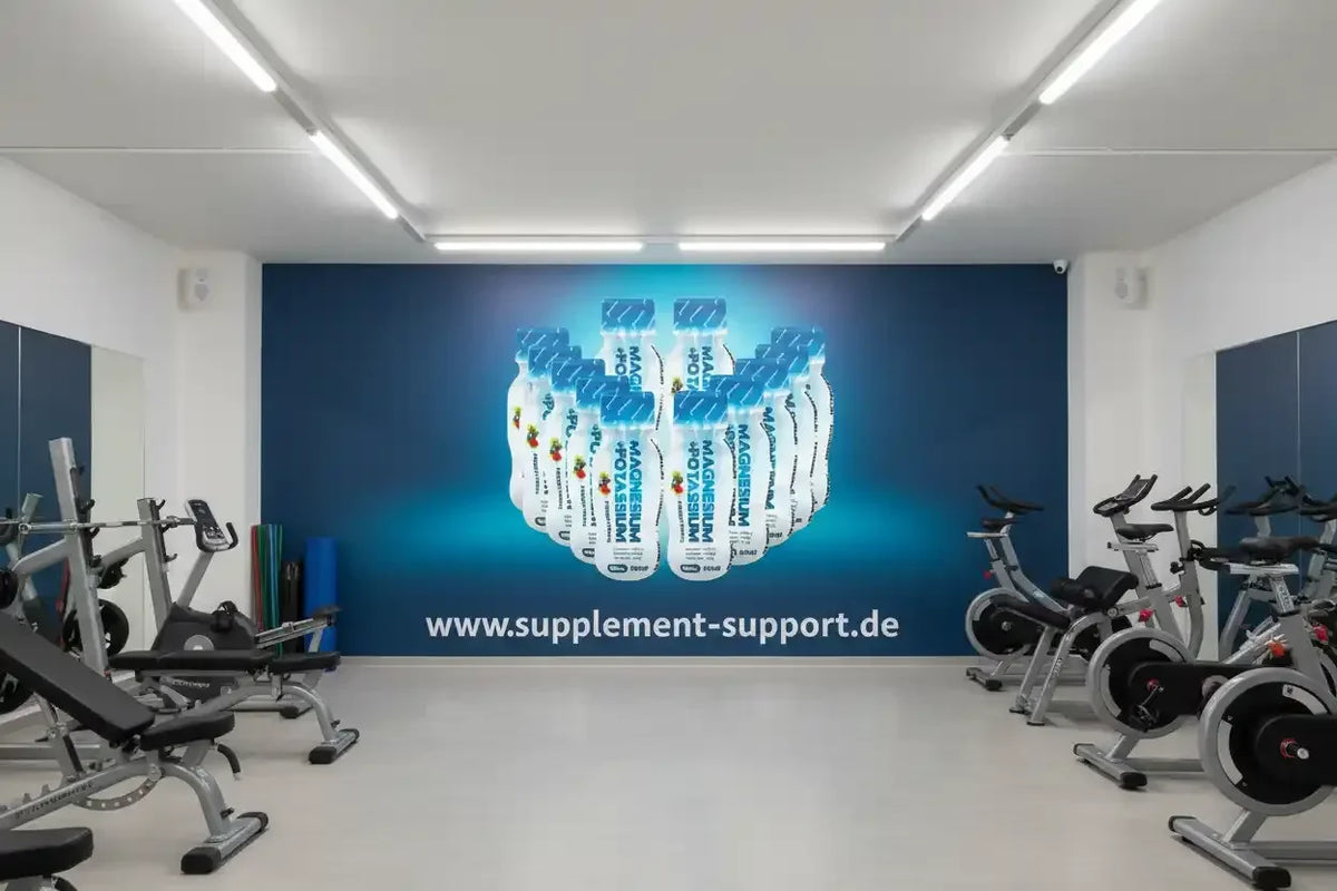Fitnessstudio mit Magnesium-Potassium-Produkten und Trainingsgeräten