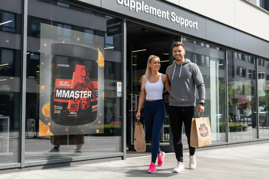 Fitness-Paar mit Einkaufstaschen vor Supplement Support Geschäft, großes Pre-Workout-Booster Plakat