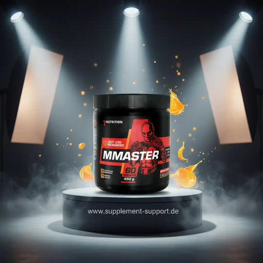 MMaster Pre-Workout Booster 450g auf Podest, Fitness Supplement, beleuchtet, Energie-Geschmack