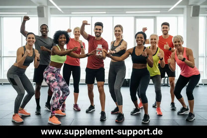 Gruppe fit trainierender Menschen mit Nahrungsergänzungsmittel in Fitnessstudio, Protein & Vitamine