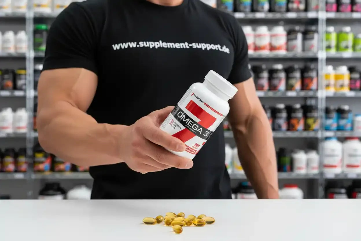 Muskulöser Mann hält Omega-3-Kapseln in Supplement-Shop, Nahrungsergänzungsmittel für Sportler