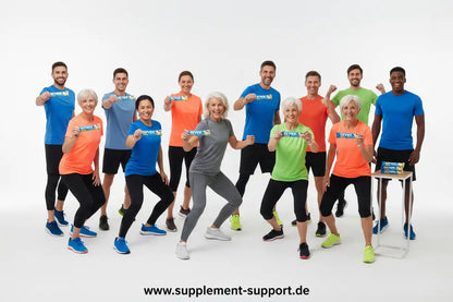 Gruppe sportlicher Menschen präsentiert Seven Crunch High Protein Bar, Sportnahrung Supplement Support
