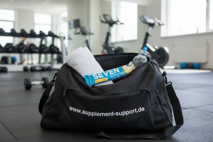 Sporttasche mit Proteinriegel, Wasserflasche und Handtuch im Fitnessstudio, supplement-support.de