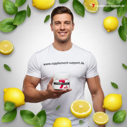 Muskulöser Mann hält Vitamin C Pure mit Zitronen und Blättern im Hintergrund