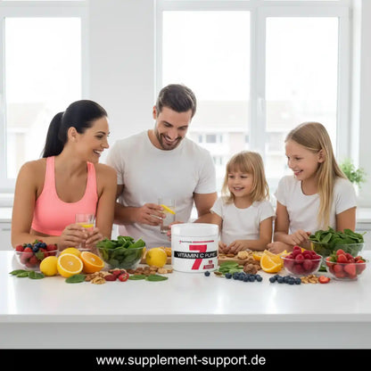 Familie mit Vitamin C Pure und frischem Obst für gesunde Ernährung und Nahrungsergänzung