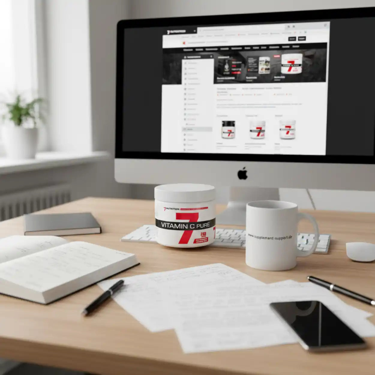 Vitamin C Pure Supplement auf Schreibtisch neben Computer und Tasse