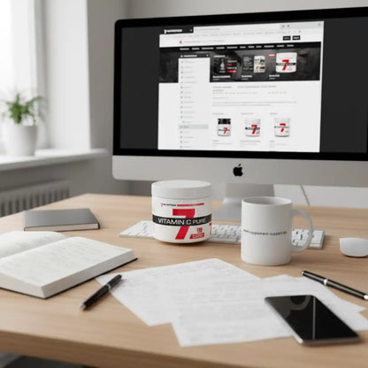 Vitamin C Pure Supplement auf Schreibtisch neben Computer und Tasse
