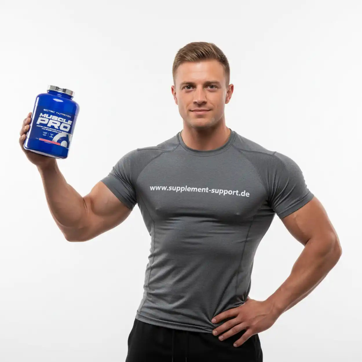 Sportlicher Mann mit grauem Shirt von Supplement Support hält Proteinpulver, weißer Hintergrund