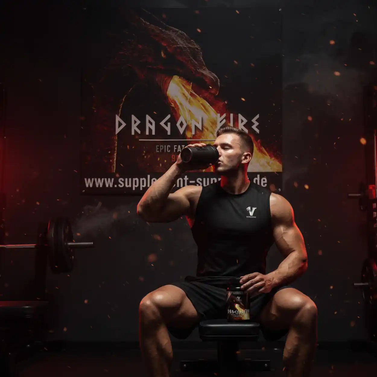 Bodybuilder im Fitnessstudio trinkt Proteinshake, Sportnahrung und Nahrungsergänzungsmittel