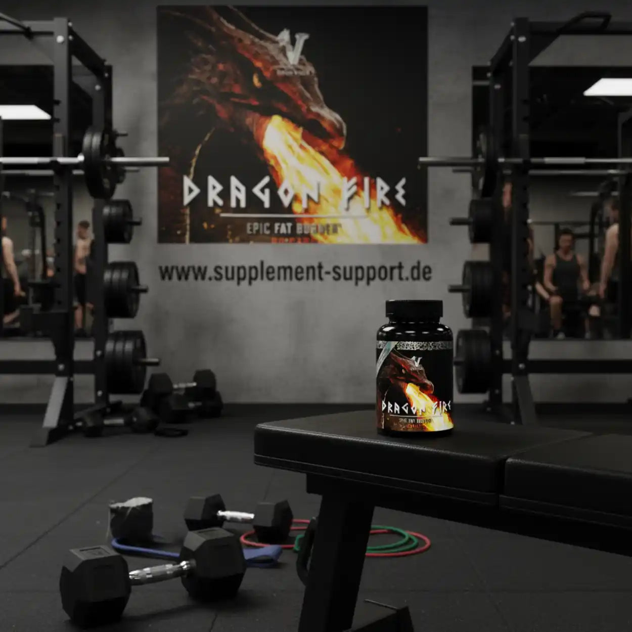 Dragon Fire Nahrungsergänzungsmittel im Fitnessstudio mit Hanteln und Trainingsgeräten